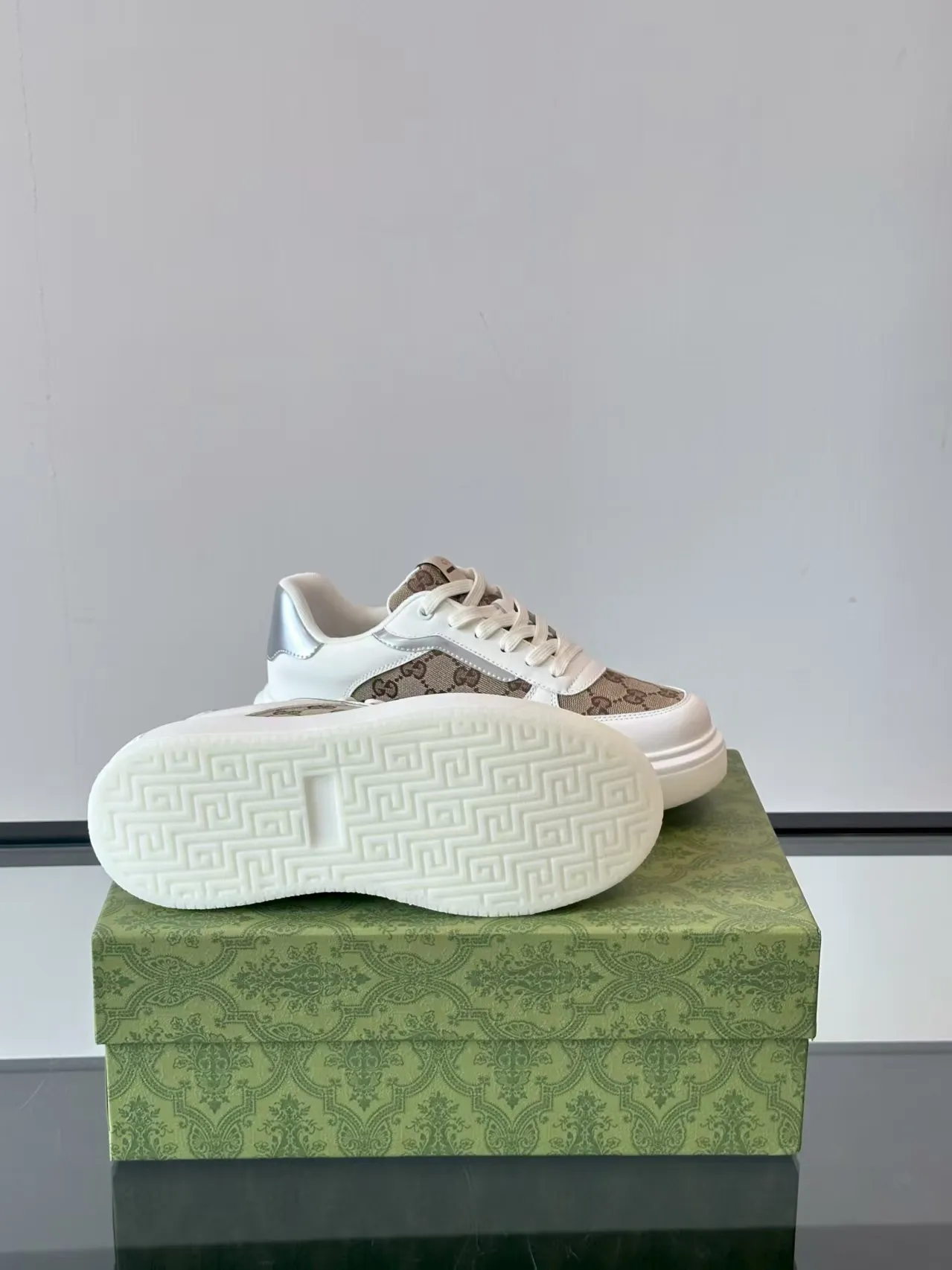 P460. New men's shoes GUCCI [Lightning] latest shoes shipped. Original quality, fashionable, special materials, sheepskin lining, new packaging. The foot feels super comfortable and the workmanship is impeccable. Size: 38-45, white lining. No. 058